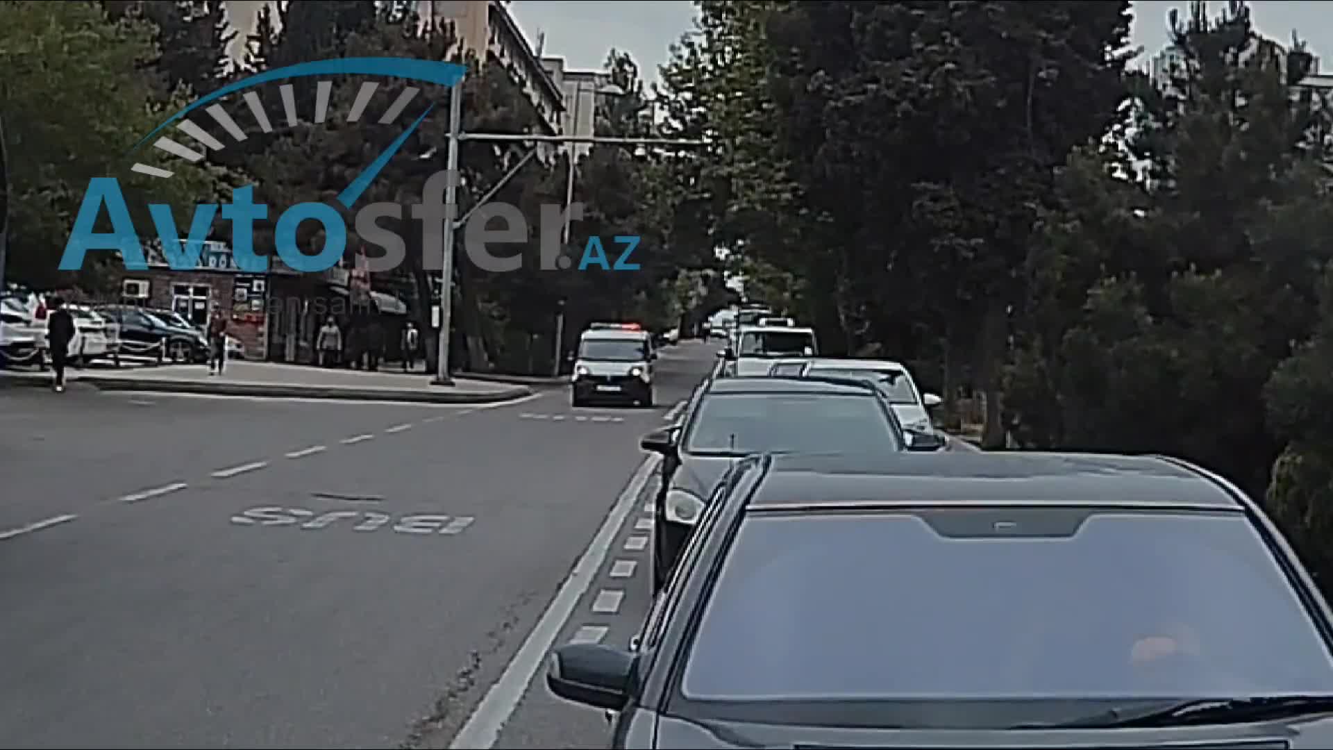 Dilənçi qadın gömrüyün maşınını görüb qorxub qaçdı