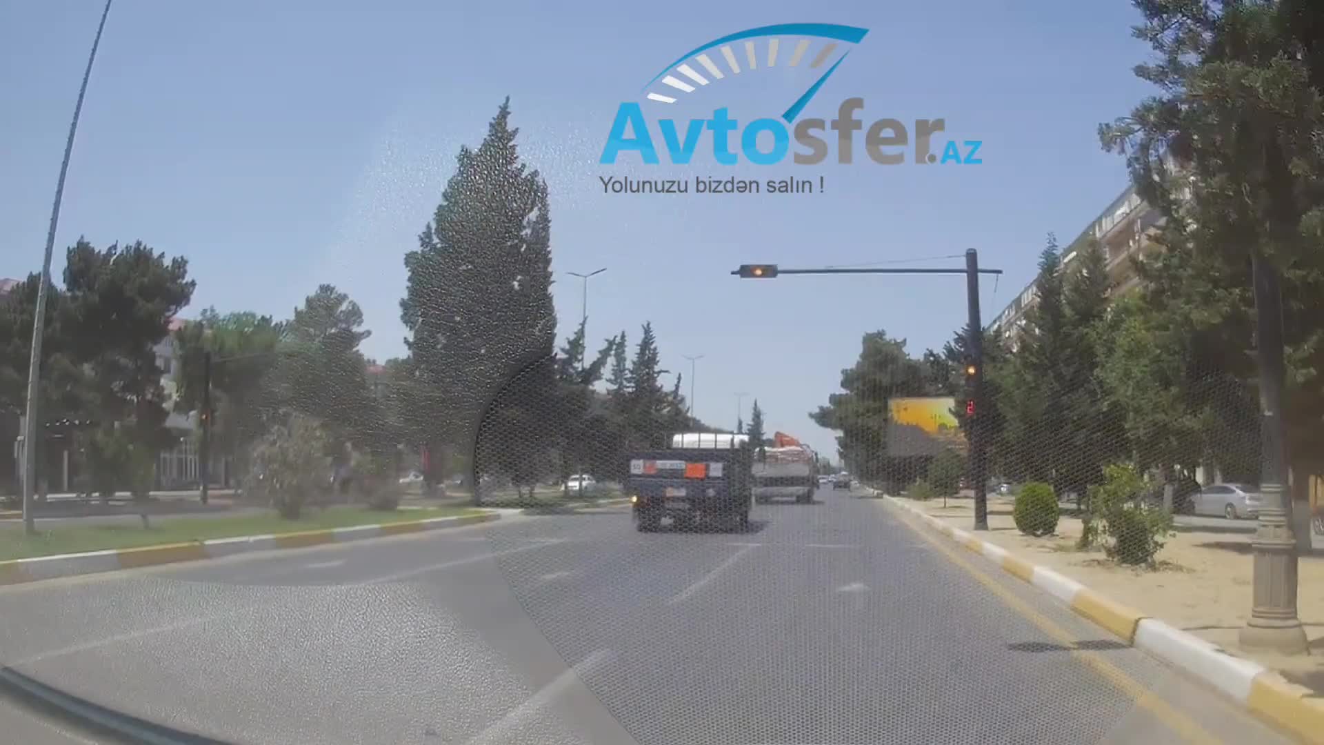 Qırmızı işıqda dayanmağa ərinən sürücü gəldiyi kimi getdi