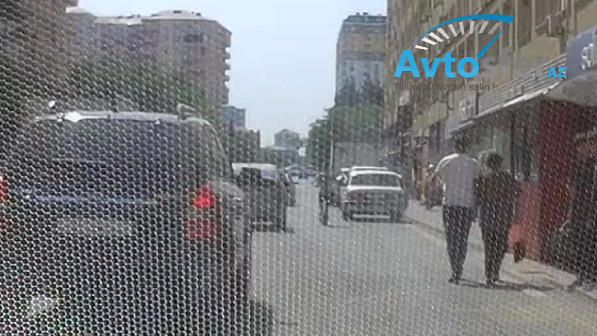 Azyaşlı skuterlə maşının altında qalmaqdan son anda xilas oldu