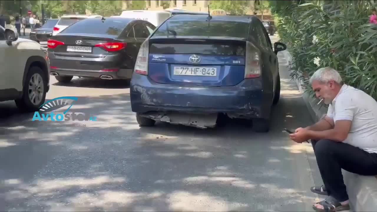 Ara məsafəsi saxlamayan “Mercedes” sürücüsü “Prius”a çırpıldı