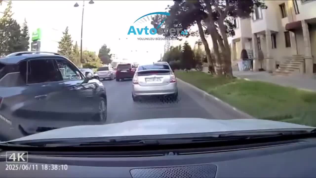 Sağ zolaqdakı maşını sıxışdırıb sürücünün səbrini tükətdi