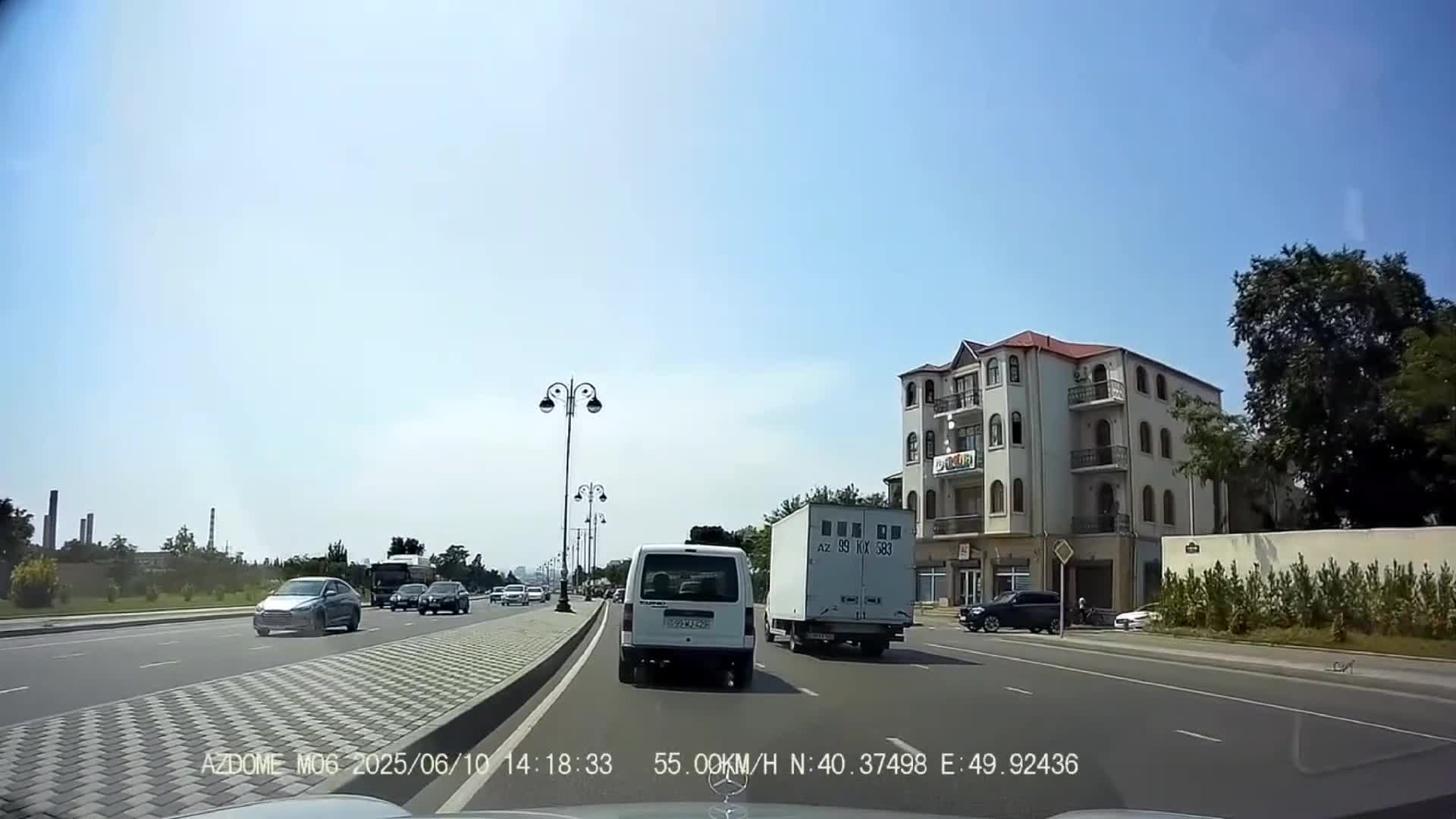 Qarşıda tıxac olduğunu görə-görə siqnal verib qəzəbləndirdi