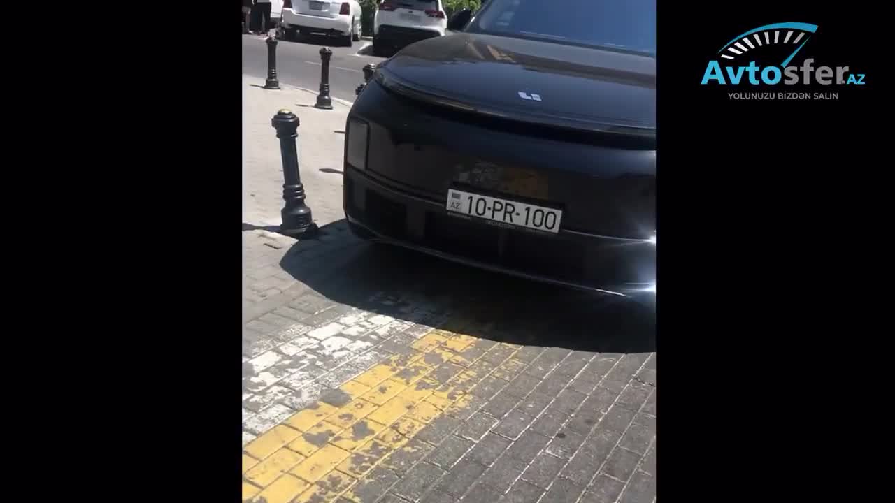 Bahalı nömrəli maşınını keçiddə saxladı