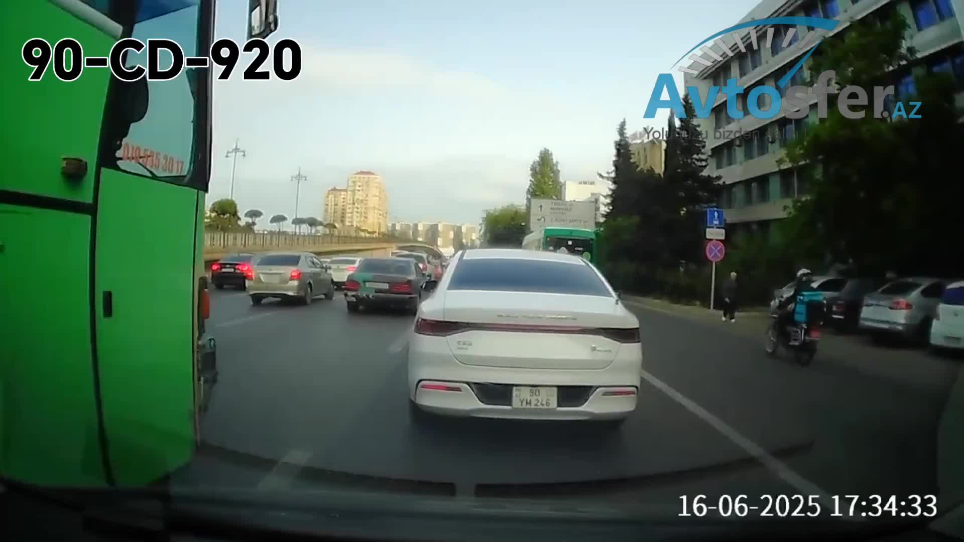 Bu avtobus sürücüsü hamının yolunu kəsir: Ehtiyatlı olun