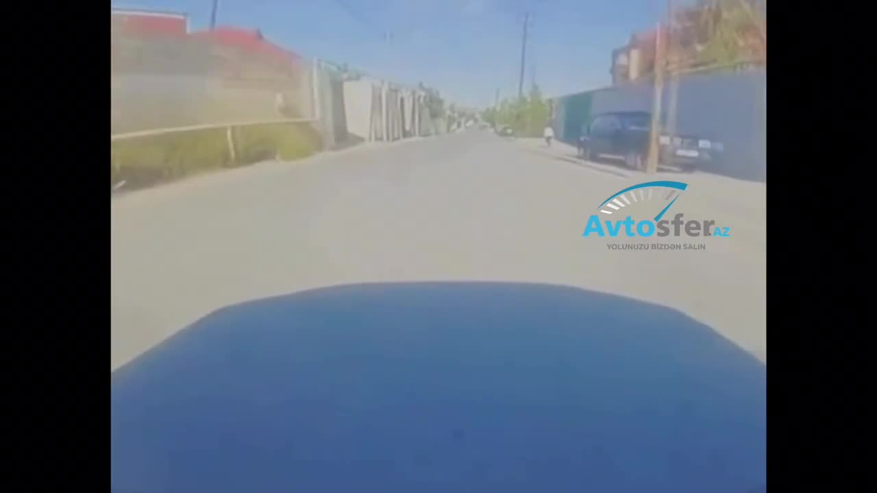 Maşının önünə qəfil qaçan uşaq sürücüyə qorxu dolu anlar yaşatdı