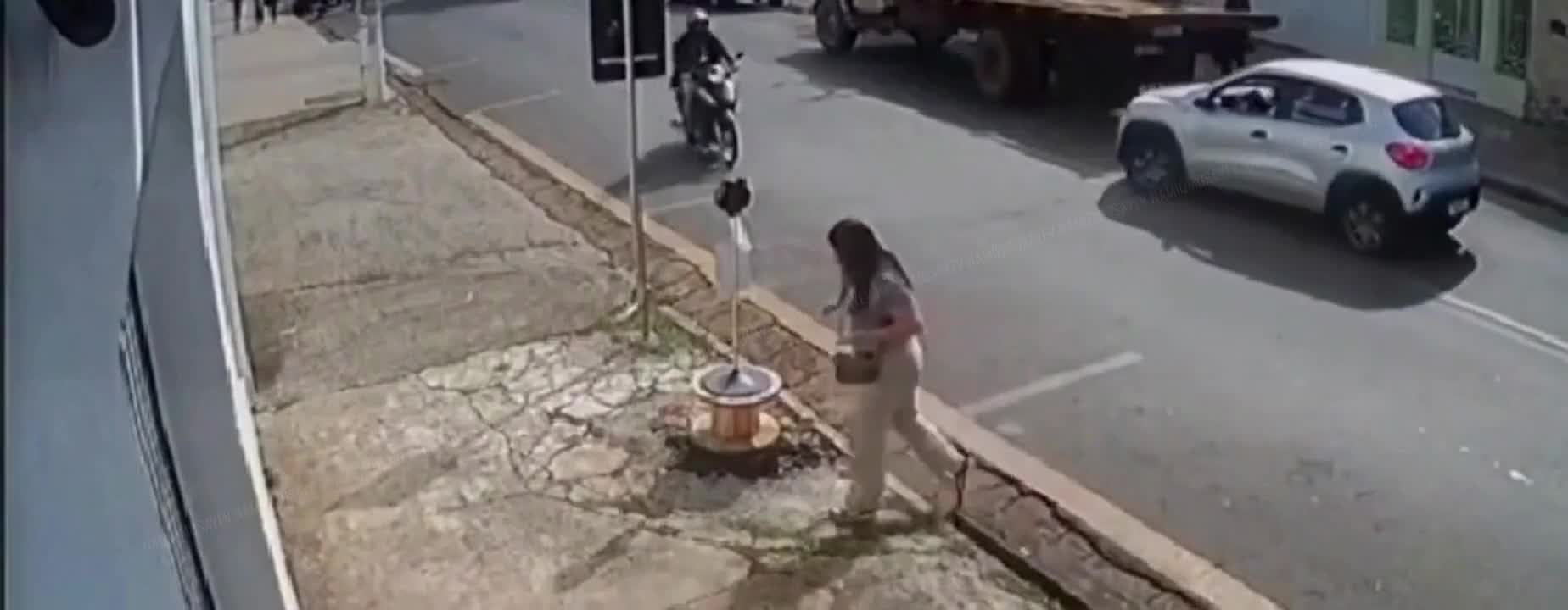 Qadın sərnişin 3 manata görə özünü