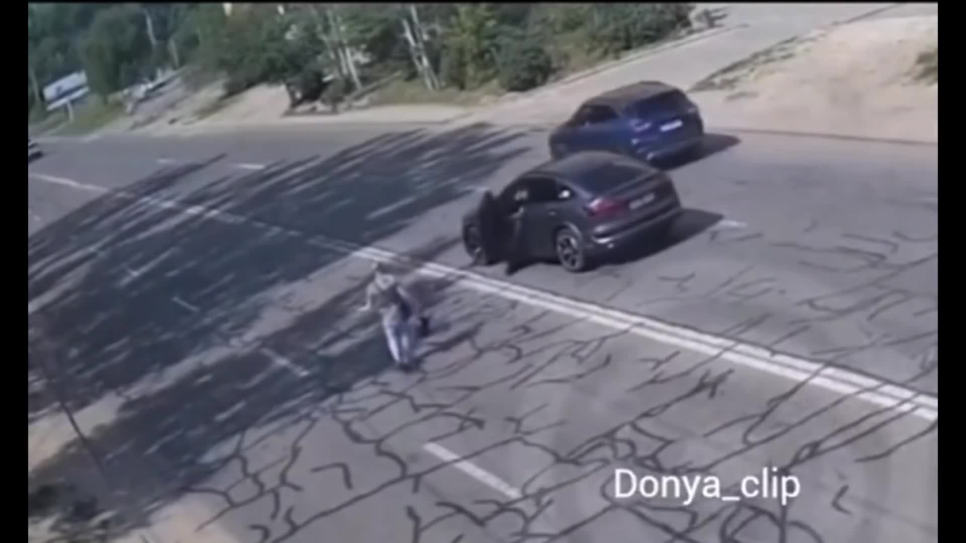 Maşının qabağına çıxan piyadanı vurmaqdan yayındı amma...
