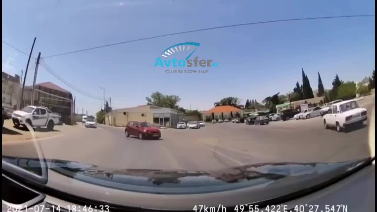 Əks yola çıxan qadın sürücü yolayırıcında dayanıb təhlükə yaratdı