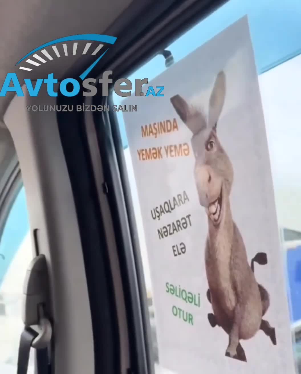 Maşının şüşəsinə eşşək şəkli yapışdırdı