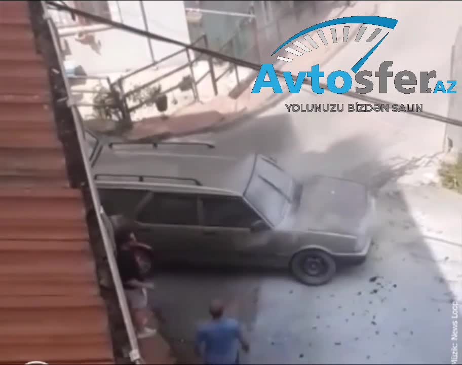 Sürücü avtomobilinin yanmasına əsəbiləşib onu təpiklədi