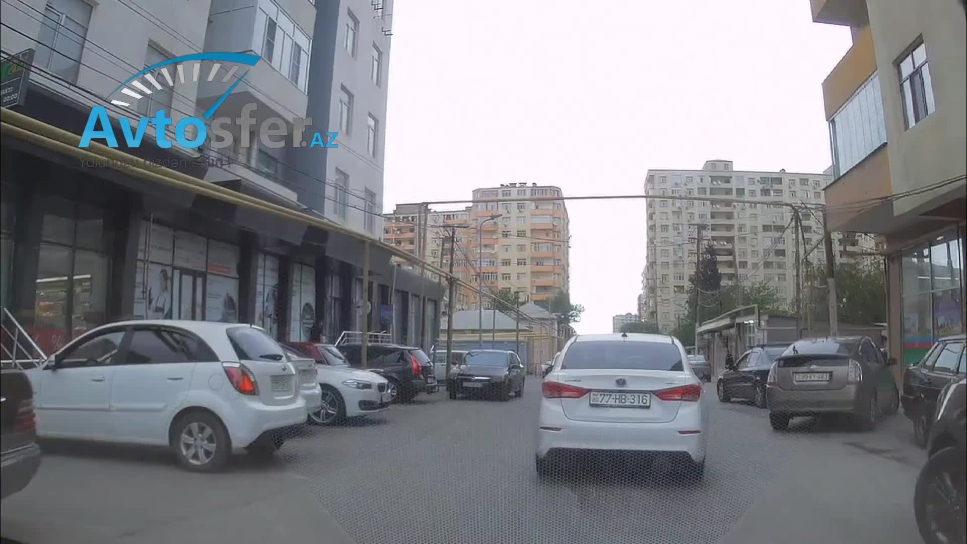 Yolu kəsib sərnişin düşürür, sonra da söhbət edir