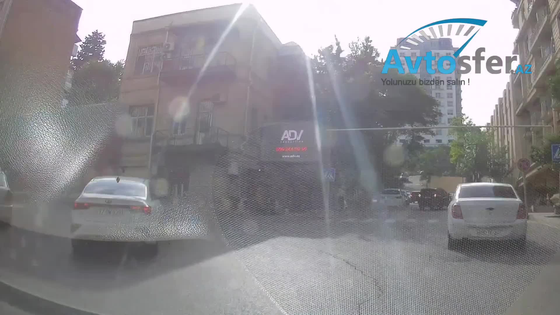 Dəbilqəsiz yola çıxan motosiklet sürücüsü təhlükə yaratdı