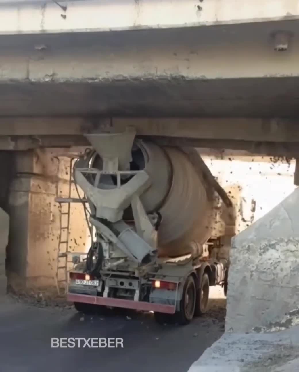 Şirvanda betonqarışdıran maşın körpüyə ilişdi
