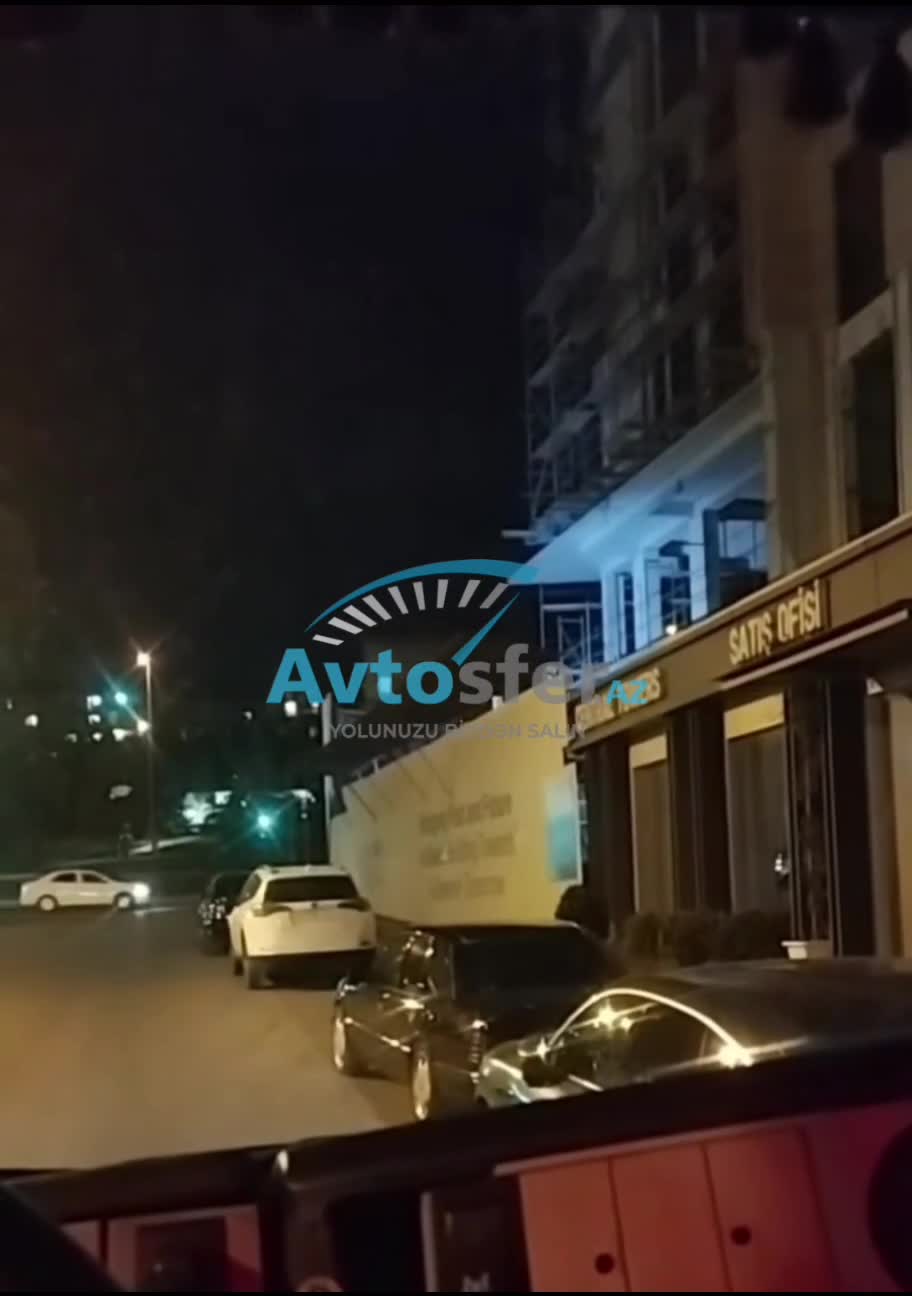 Tikinti gedən binanın altında maşın saxlayıblar