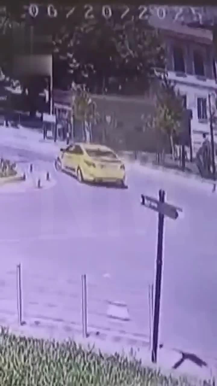Taksi ilə yol polisi motosikleti toqquşdu