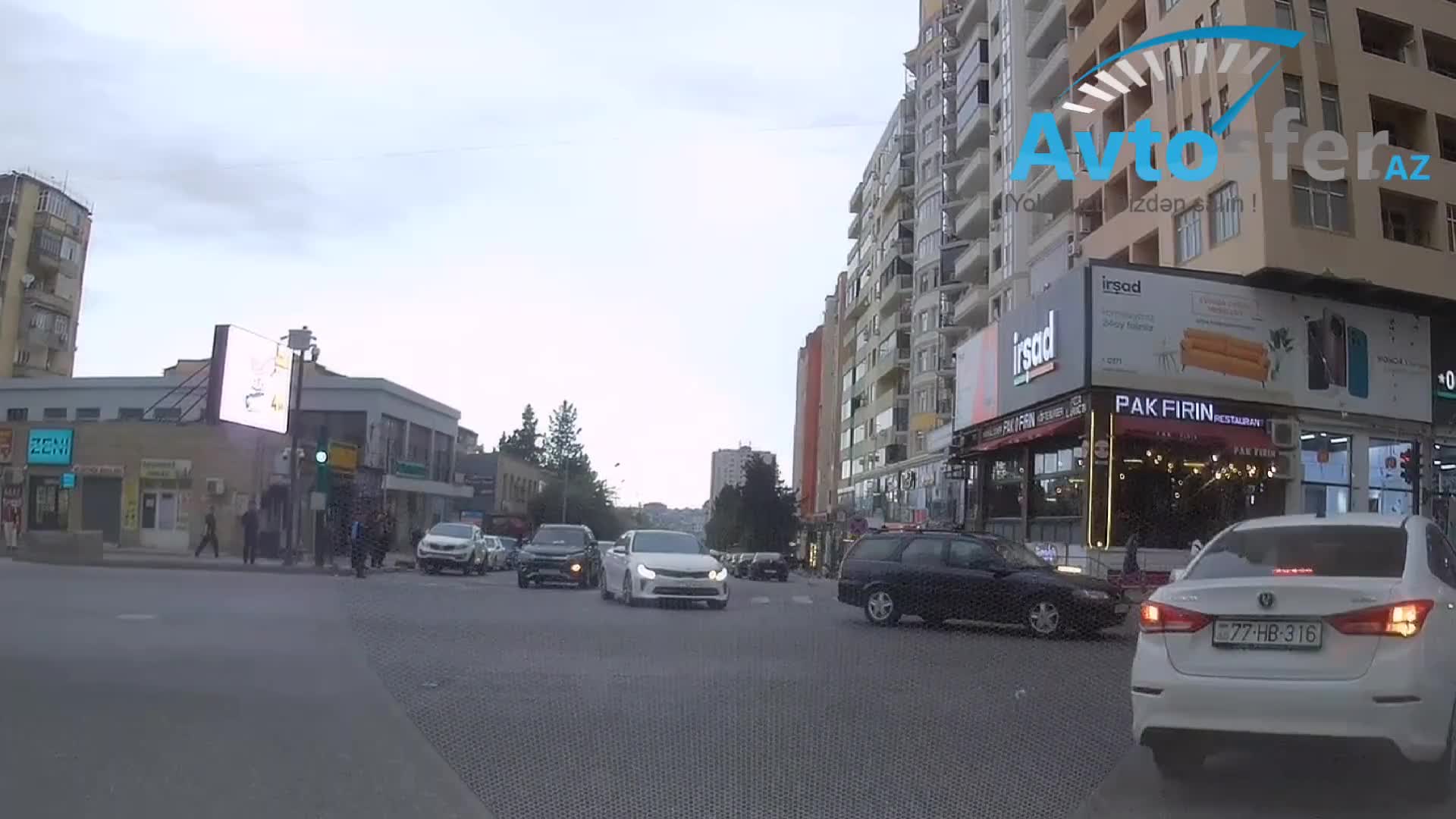 Qarşıdan gələn maşının yolunu kəsib hərəkətə mane oldu