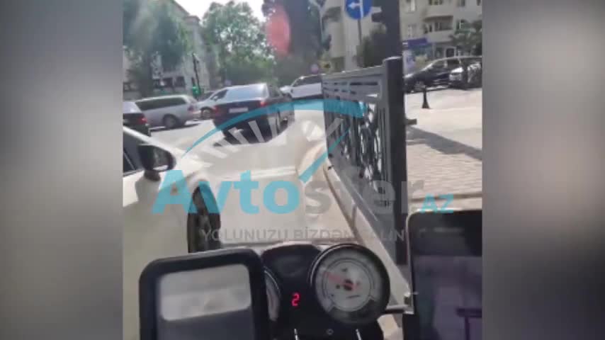 sürücüsü kəsişmədə yolu bağlayıb motokuryerlə mübahisə etdi
