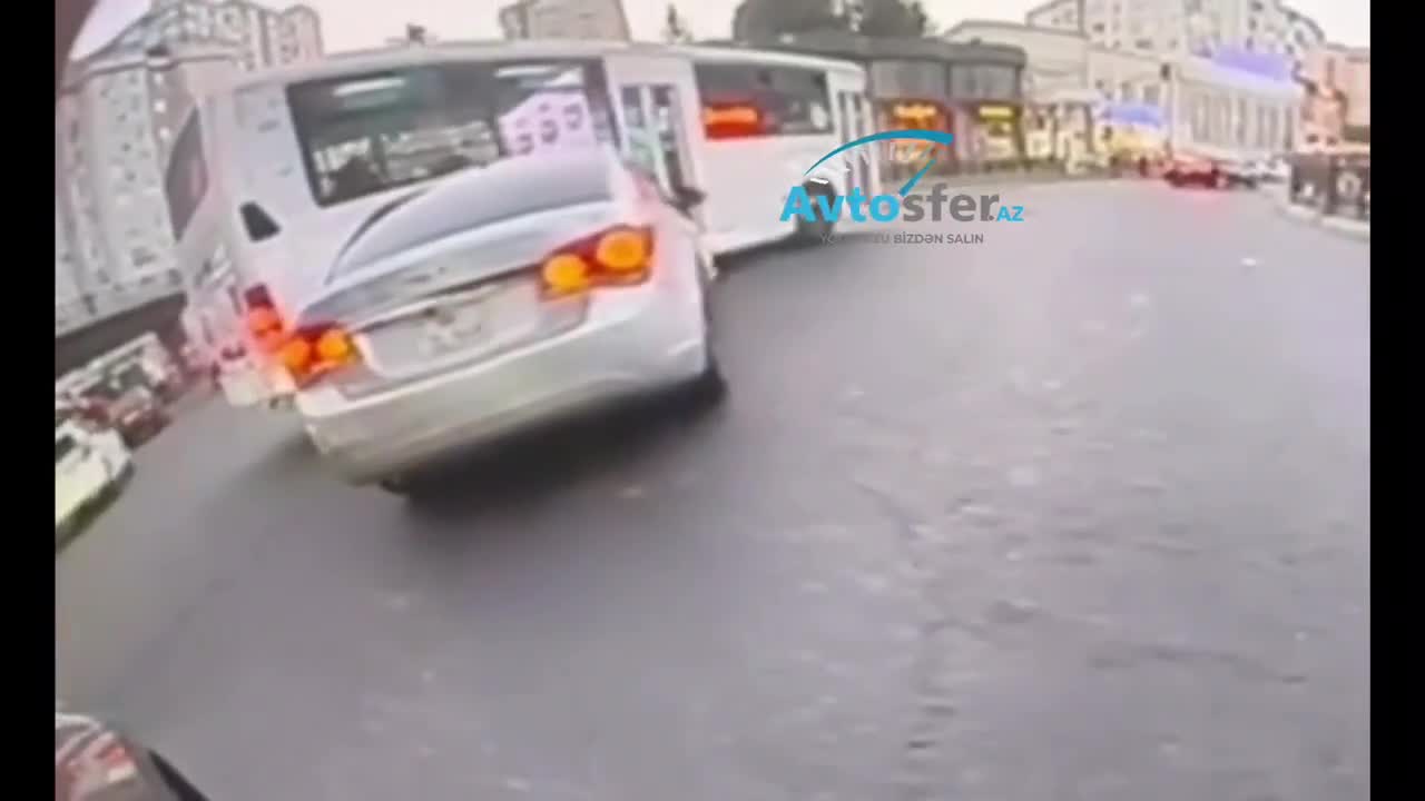 Dairədə qayda pozan qadın sürücü “Chevrolet”i avtobusa çırpdı