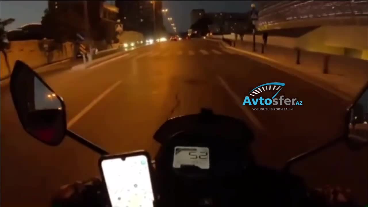 Motosikletçini sıxışdıdı, ardınca maşından düşüb əl-qol atdı