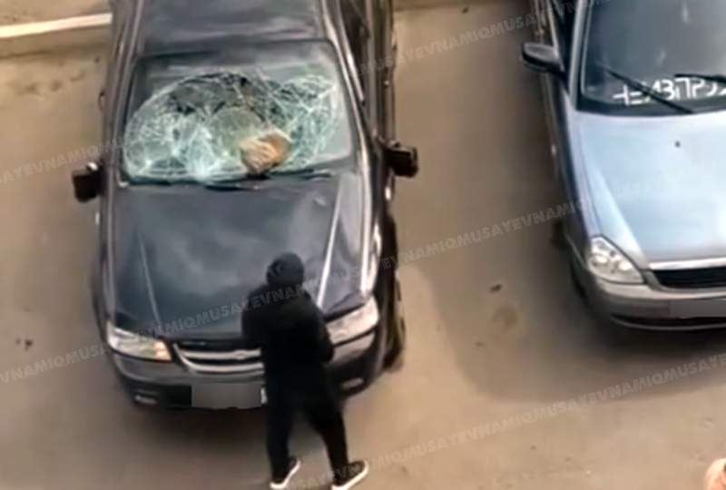 Əsəbi qadın əlinə daş götürüb “Chevrolet”i pis günə saldı