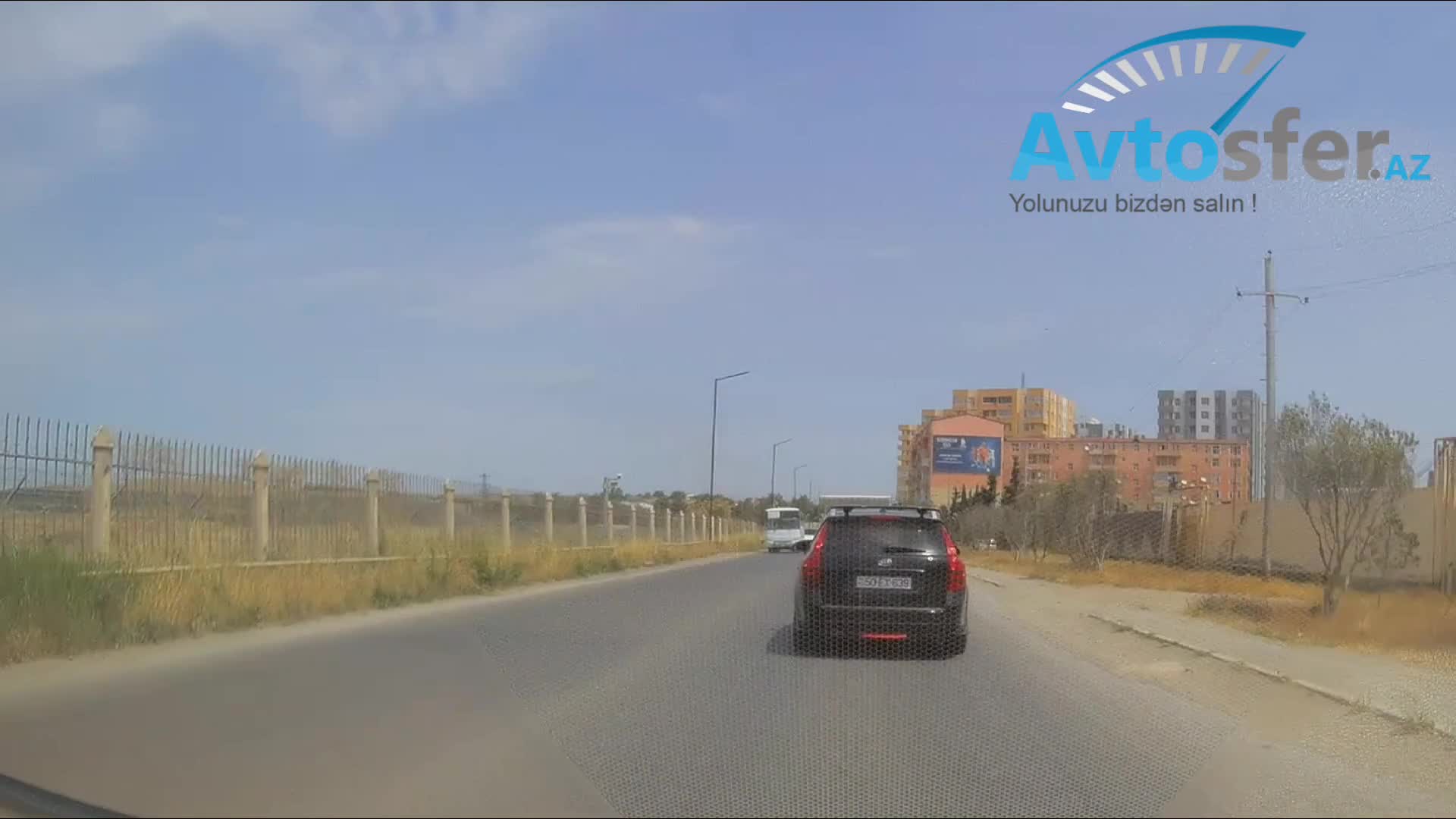 İki dəfə əks yola çıxıb maşınların üzərinə sürdü 
