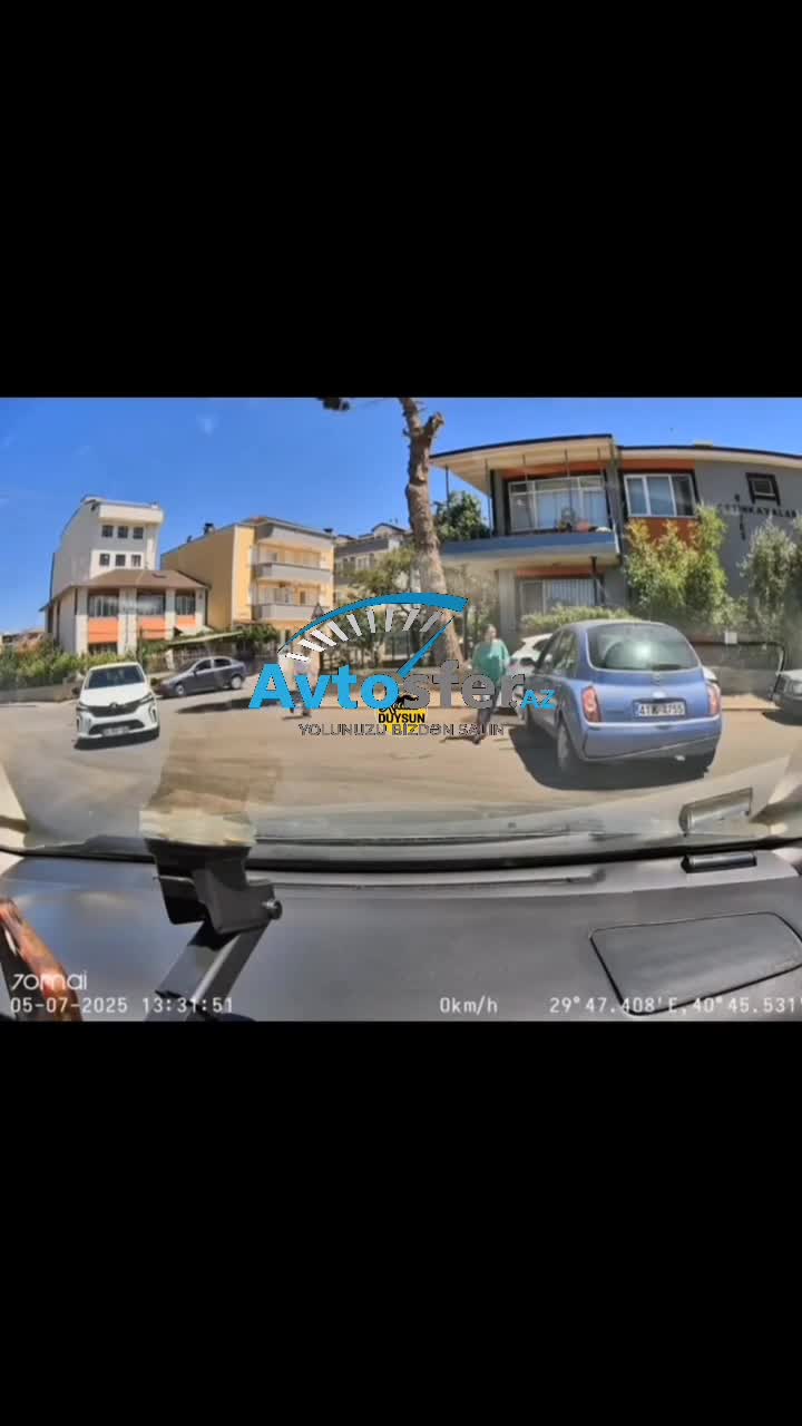  Qəzaya düşən avtomobil velosiped sürən uşağa çırpıldı