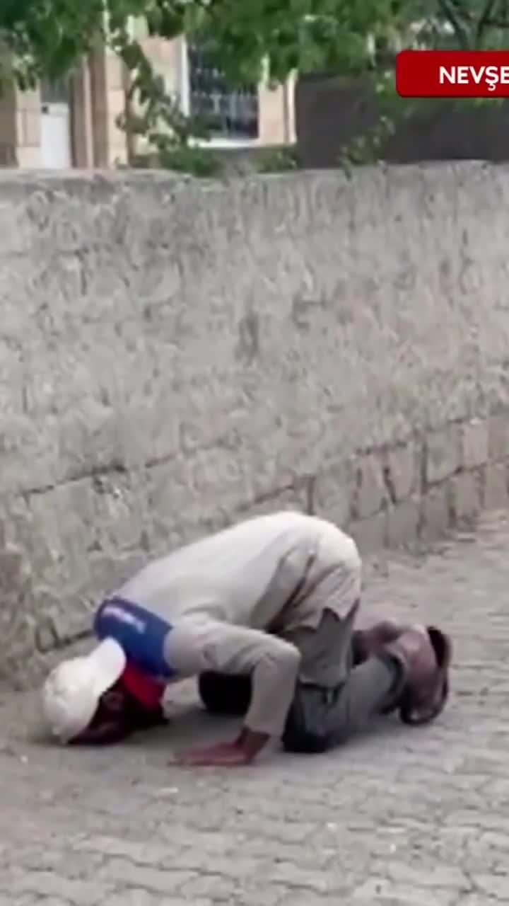 Yol polisini görən sürücü namaza başladı