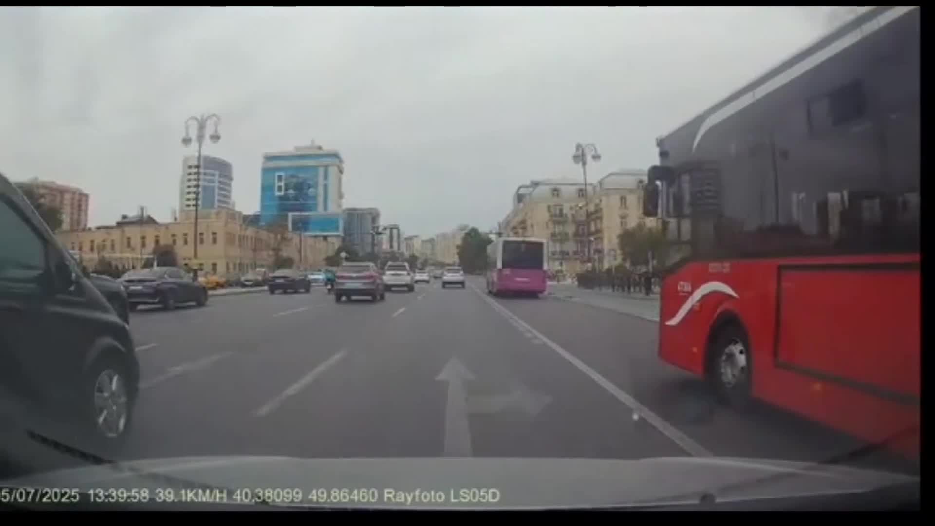 "BakuBus" sürücüsü velosipedin qarşısını kəsdi