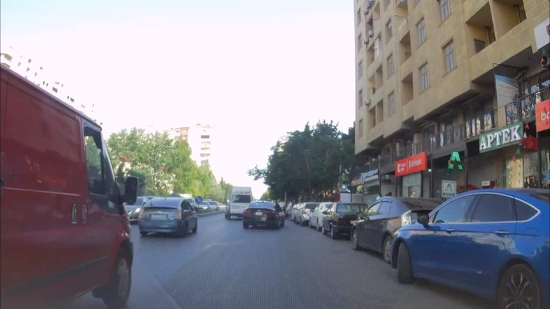 Sürücü boş yeri qoyub ikinci cərgədə dayandı