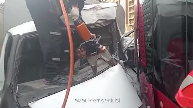 Xətaidə avtobusla avtomobil toqquşdu 