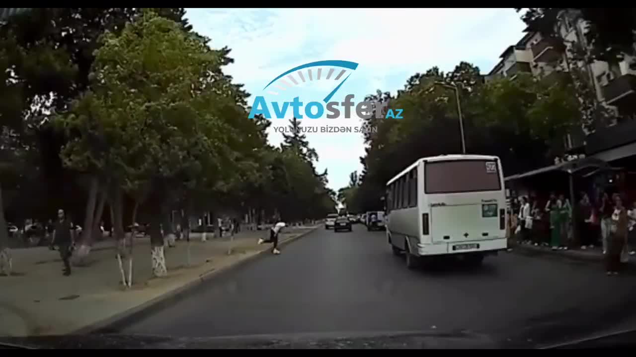 Yaxınlaşan maşını son anda görən piyada avtobusun önünə yıxıldı 
