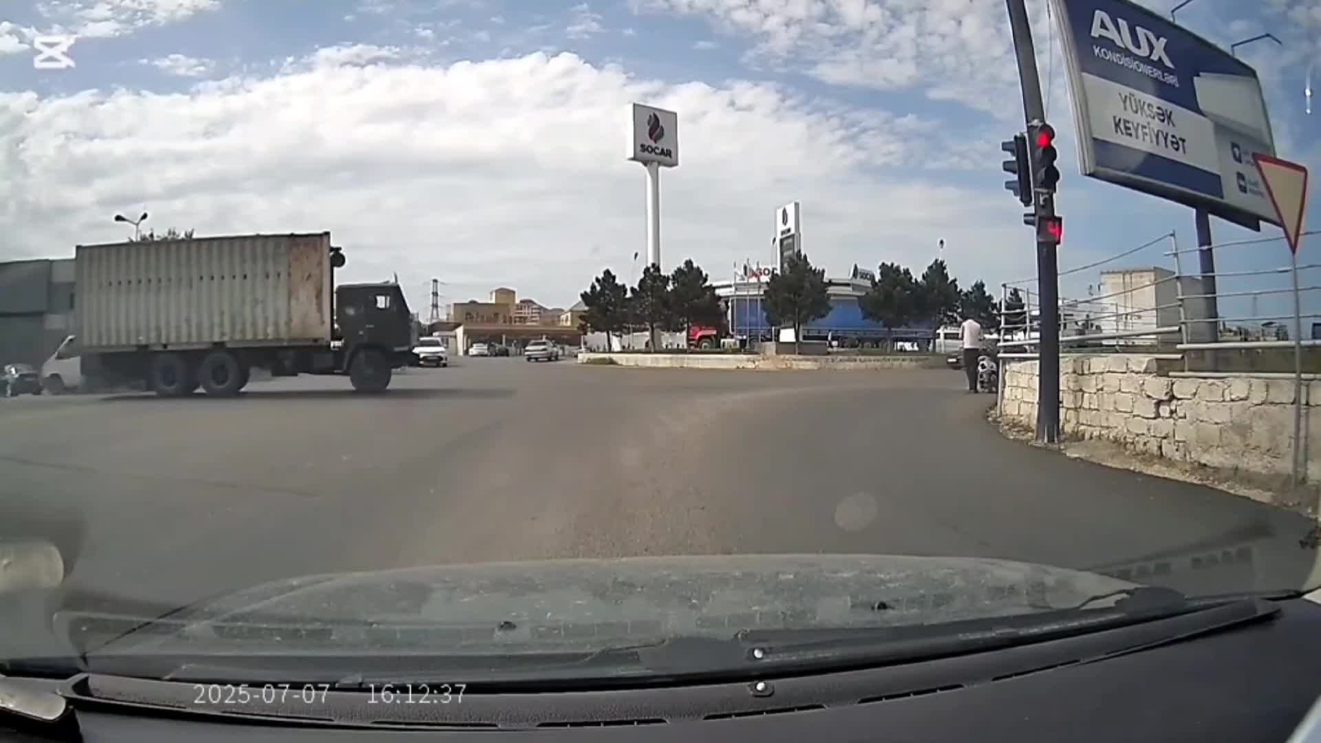 Qaydanı pozub yolu kəsir, sonra isə əcəb edirəm deyir