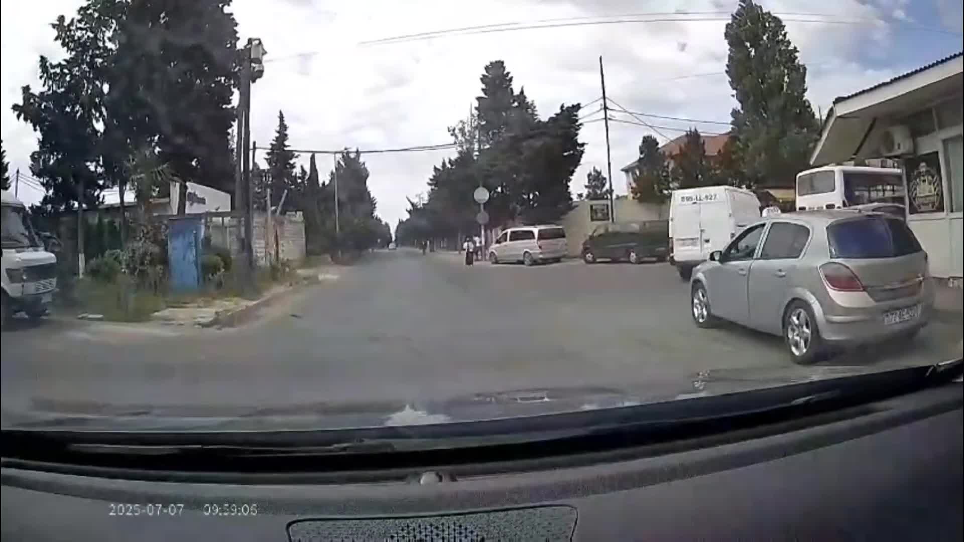 Döngəni zəbt edən taksilər görünüşü məhdudlaşdırırlar