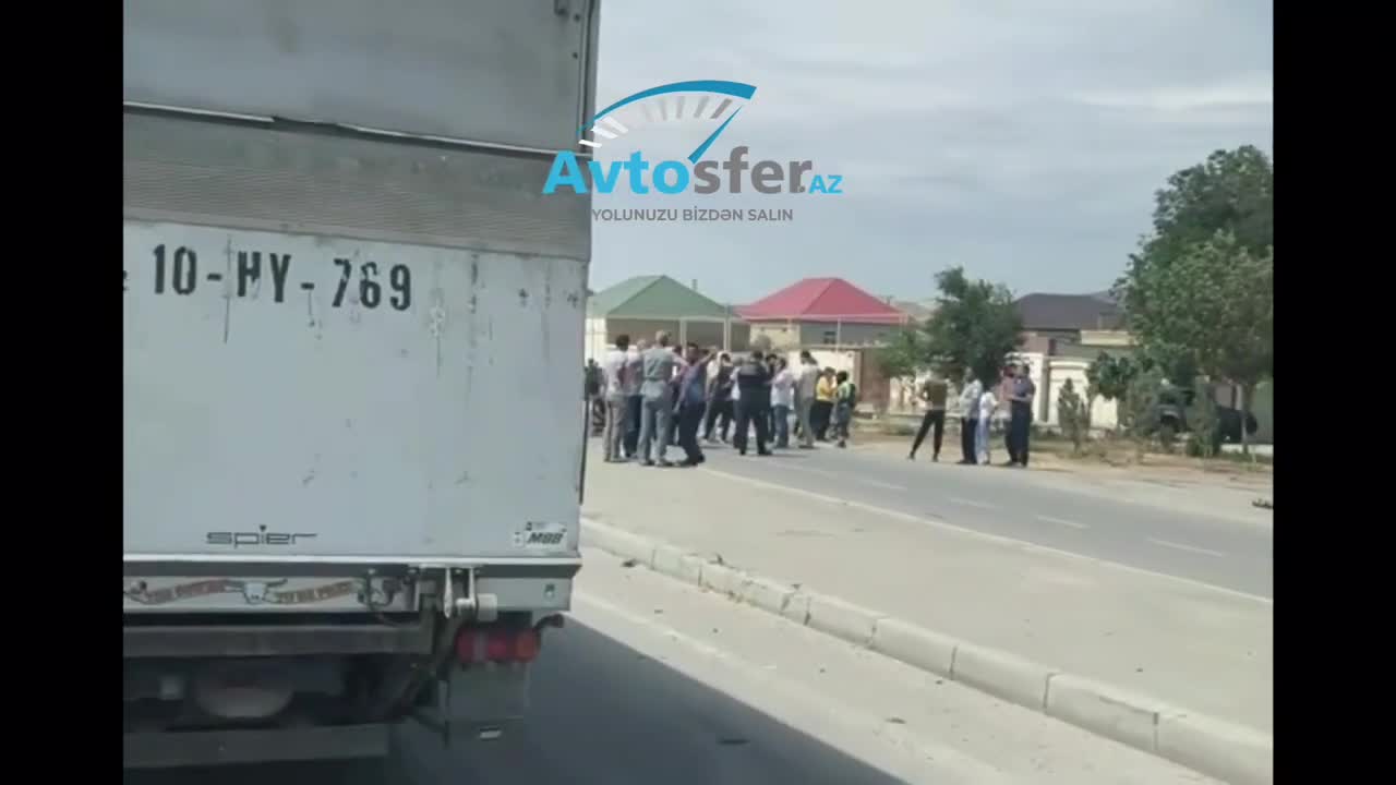 Səngəçalda sürücü səkidə dayanan ana və qızını vurdu 