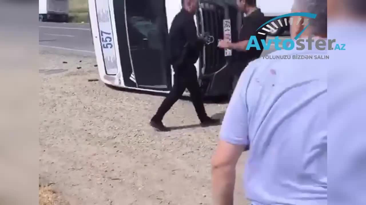 Xocasəndə mikroavtobus yol kənarına aşdı