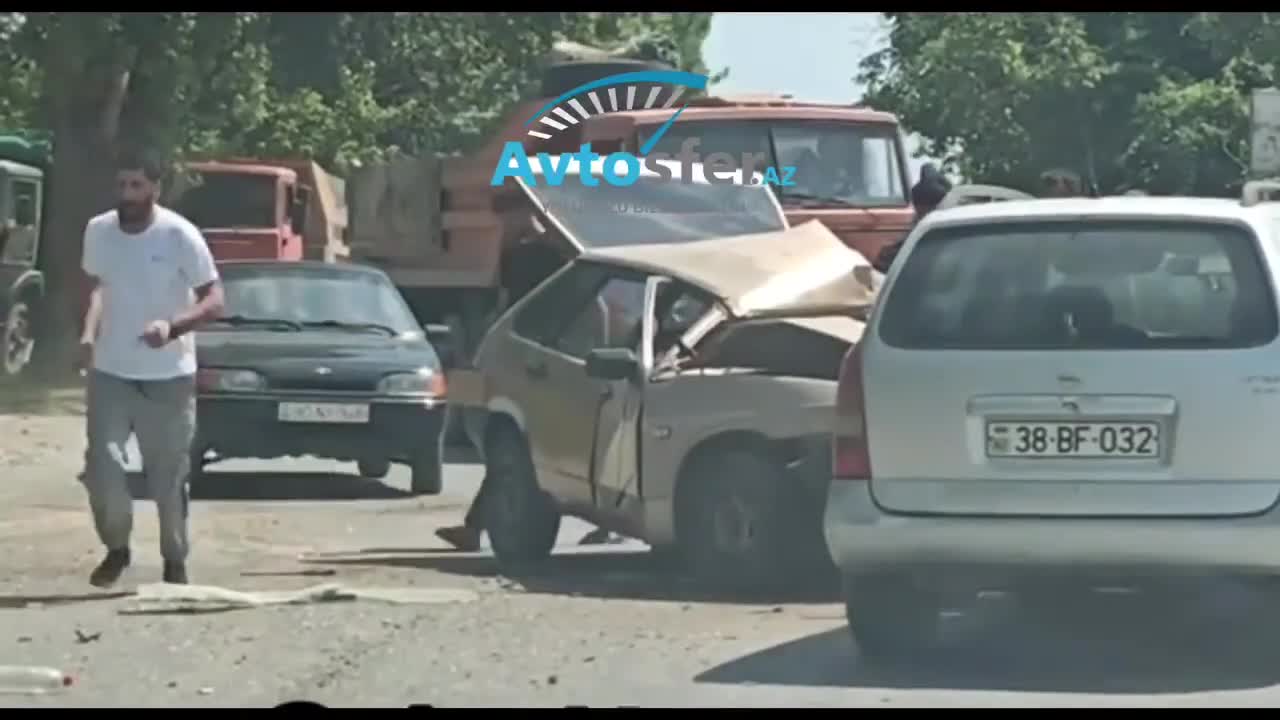 Yuxulu sürücü zəncirvari qəza törətdi: “KamAZ” və “Opel”i vurdu 