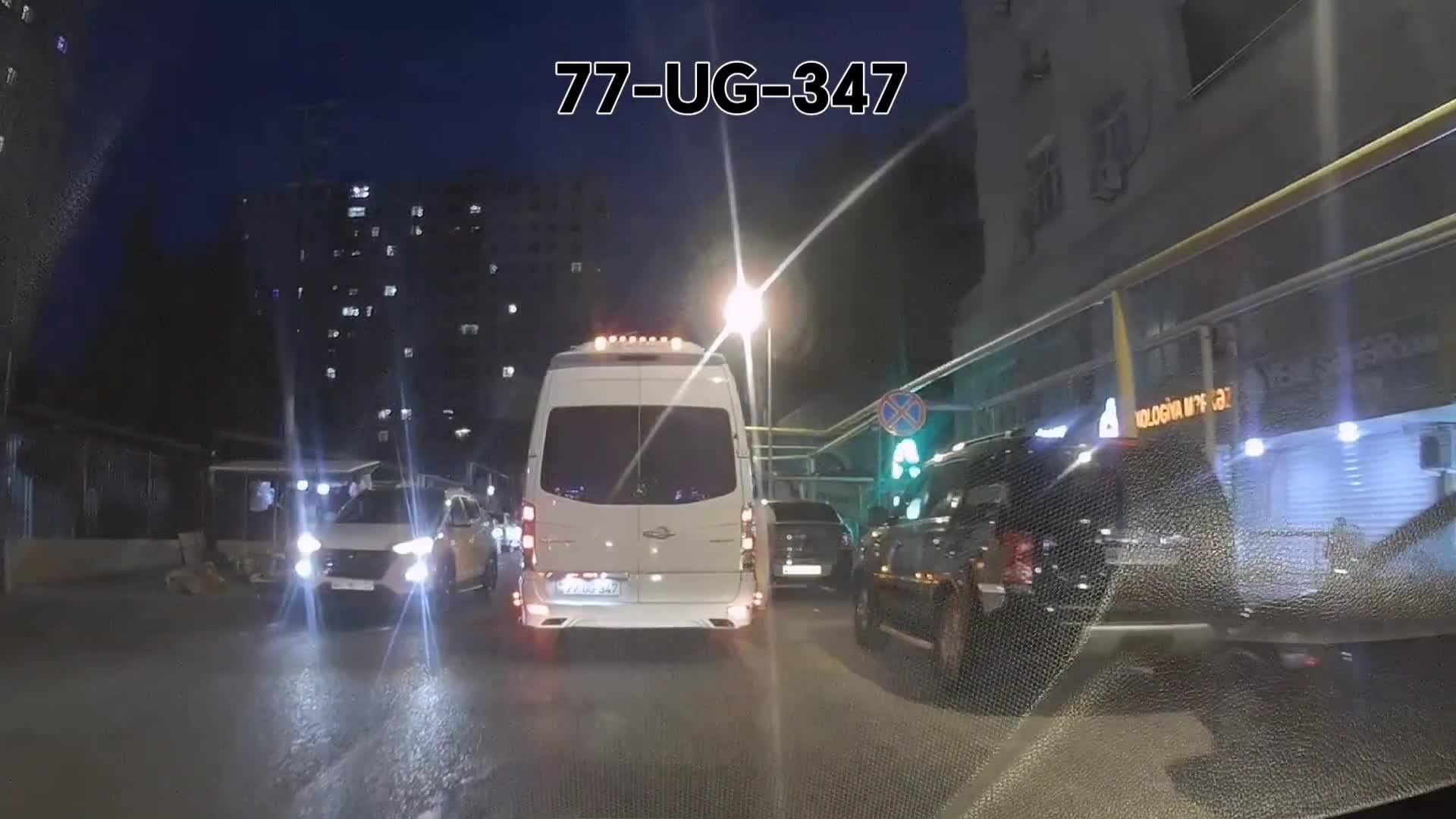 İkinci cərgədə dayanıb yolu kəsdi 