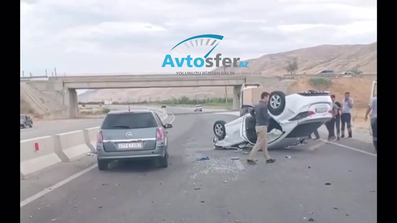 İdarəetmədən çıxan “Hyundai” yolun ortasında aşdı; yaralı var