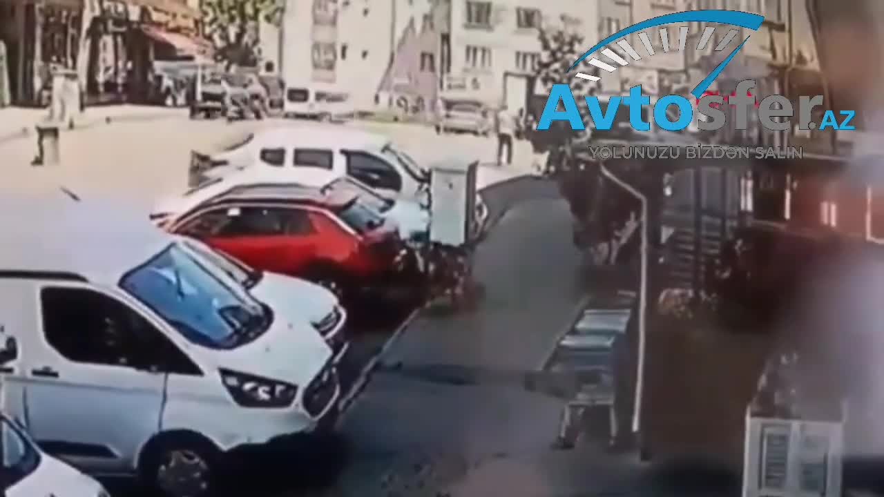  Sürücü əyləc yerinə qaza basdı, market işçisini vurdu