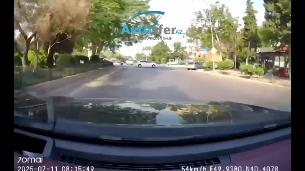 Qadın sürücü yolayrıcında qəza şəraiti yaratdı 