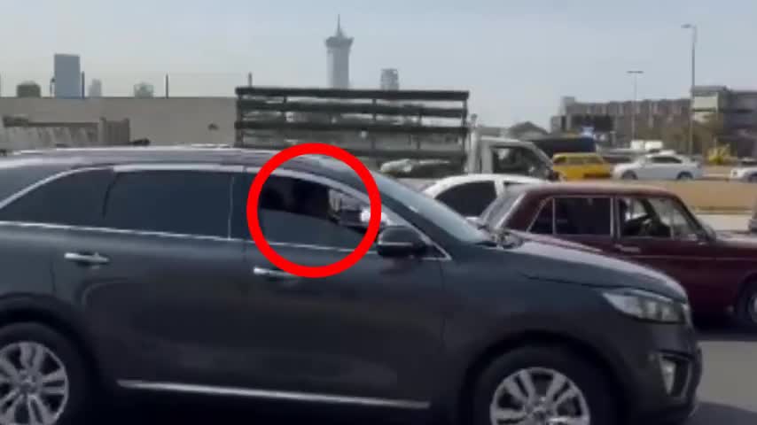 Qulağında telefon maşın sürür