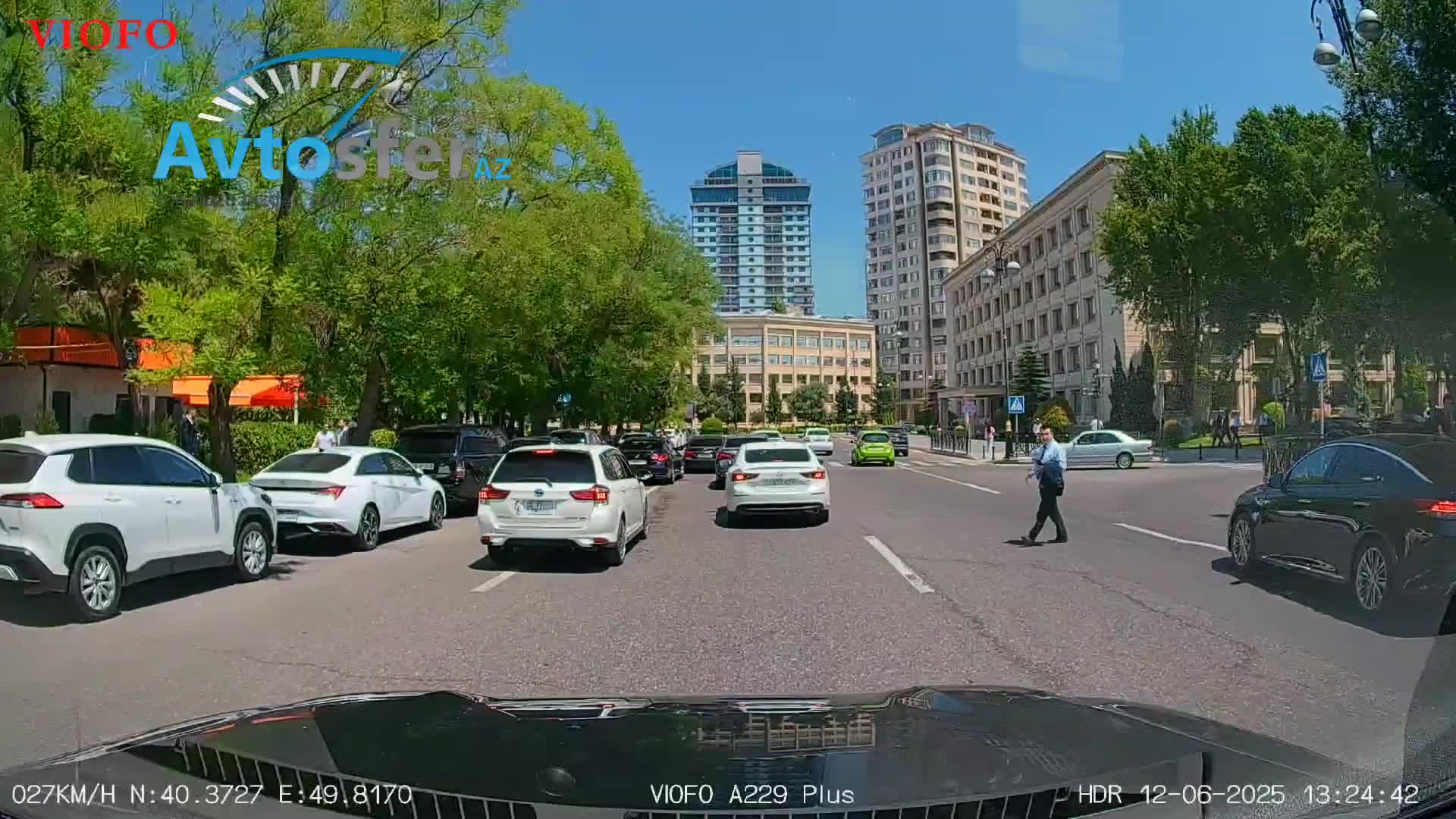 Keçidin yanında hoqq verən piyadalar