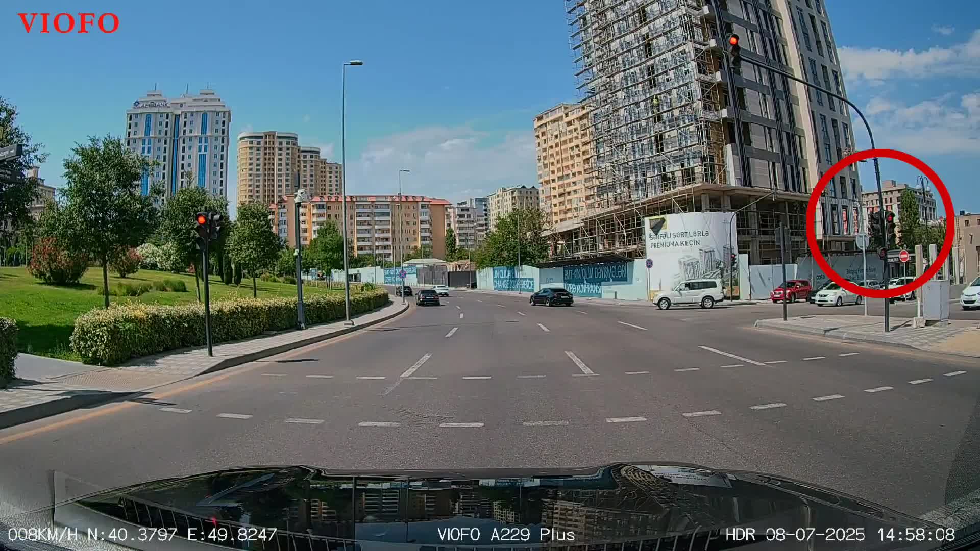 Hamı qırmızıda dayanıb gözləyir, bu sürücü heç kimi saymır