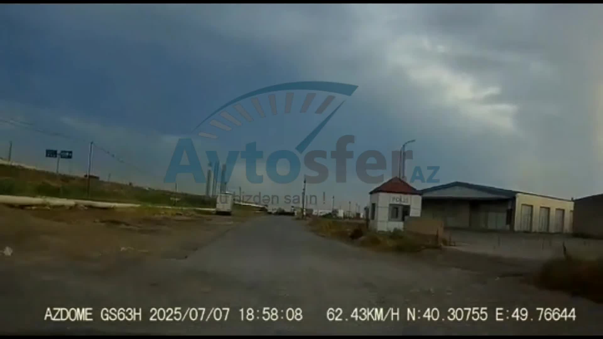Maşın çökmüş yolda çuxura düşüb göyə uçdu