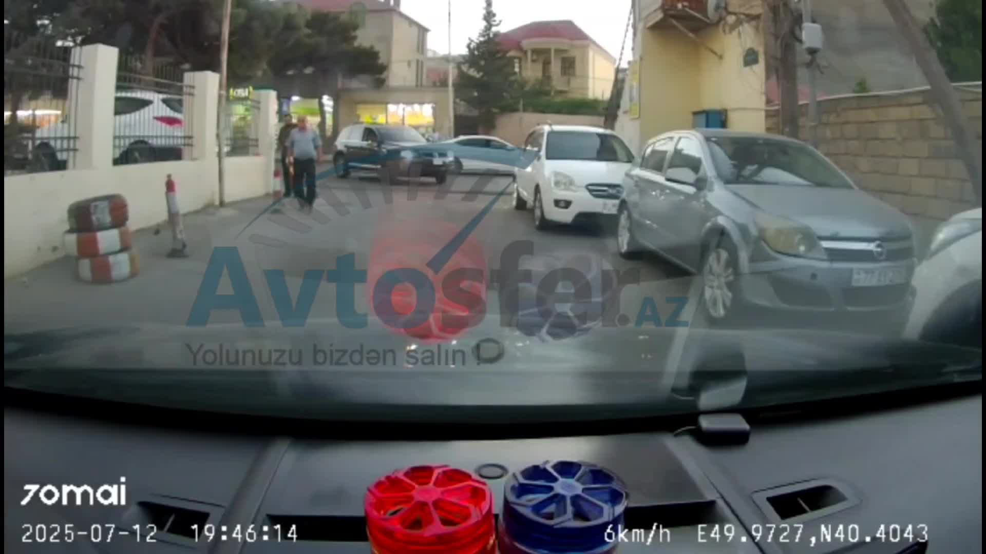 Taksi pulunu verməyən fırıldaqçı sürücüdən pul da aldı