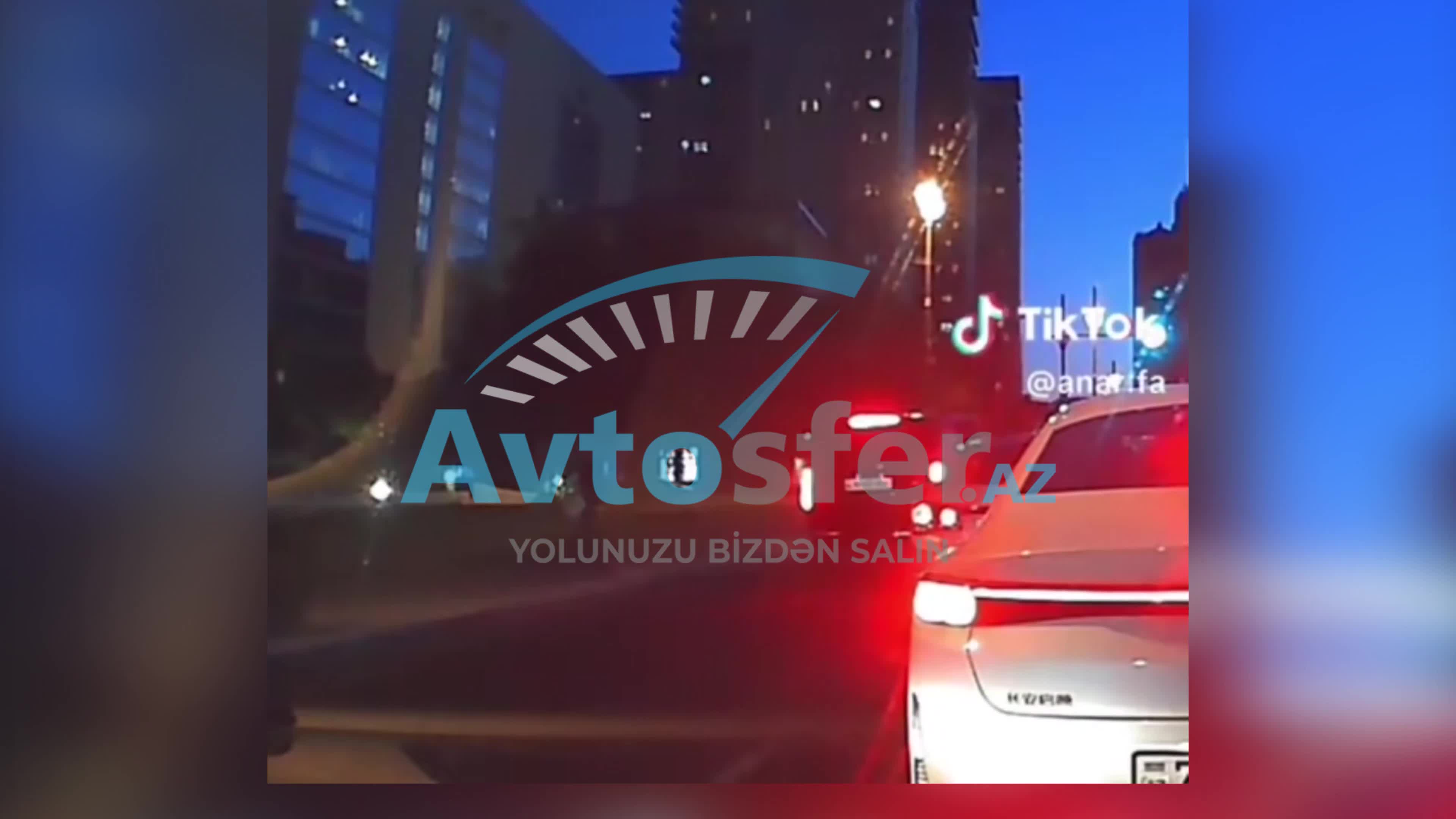 Məşhur “tiktoker” qaydanı pozub sürücüyə orta barmaq göstərdi