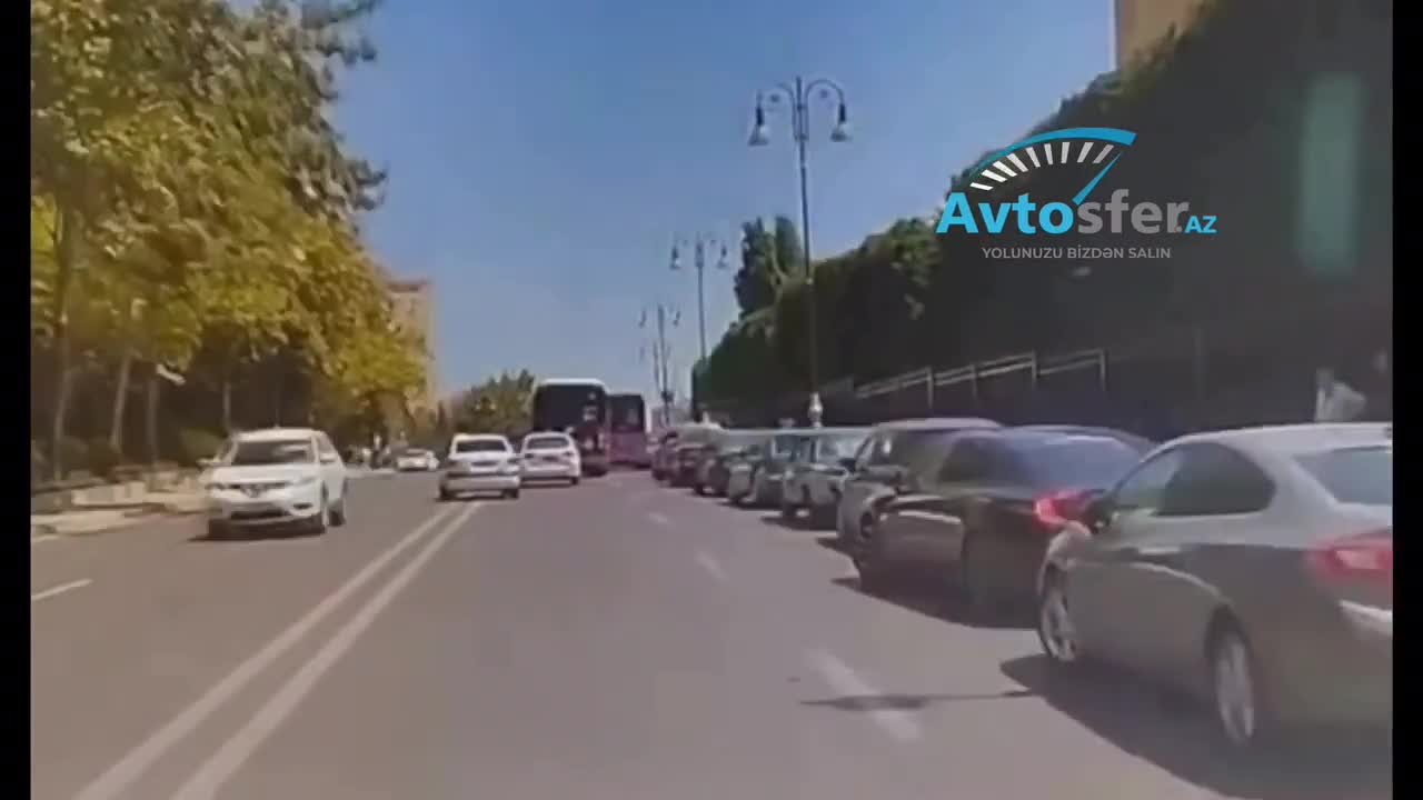 Avtobusu yolun ortasında saxlayıb sərnişin mindirib-düşürdü