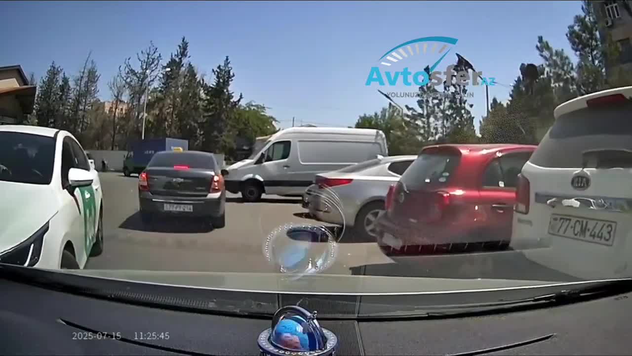 Maşını ikinci cərgədə saxlayıb yoxa çıxan taksi sürücüsü