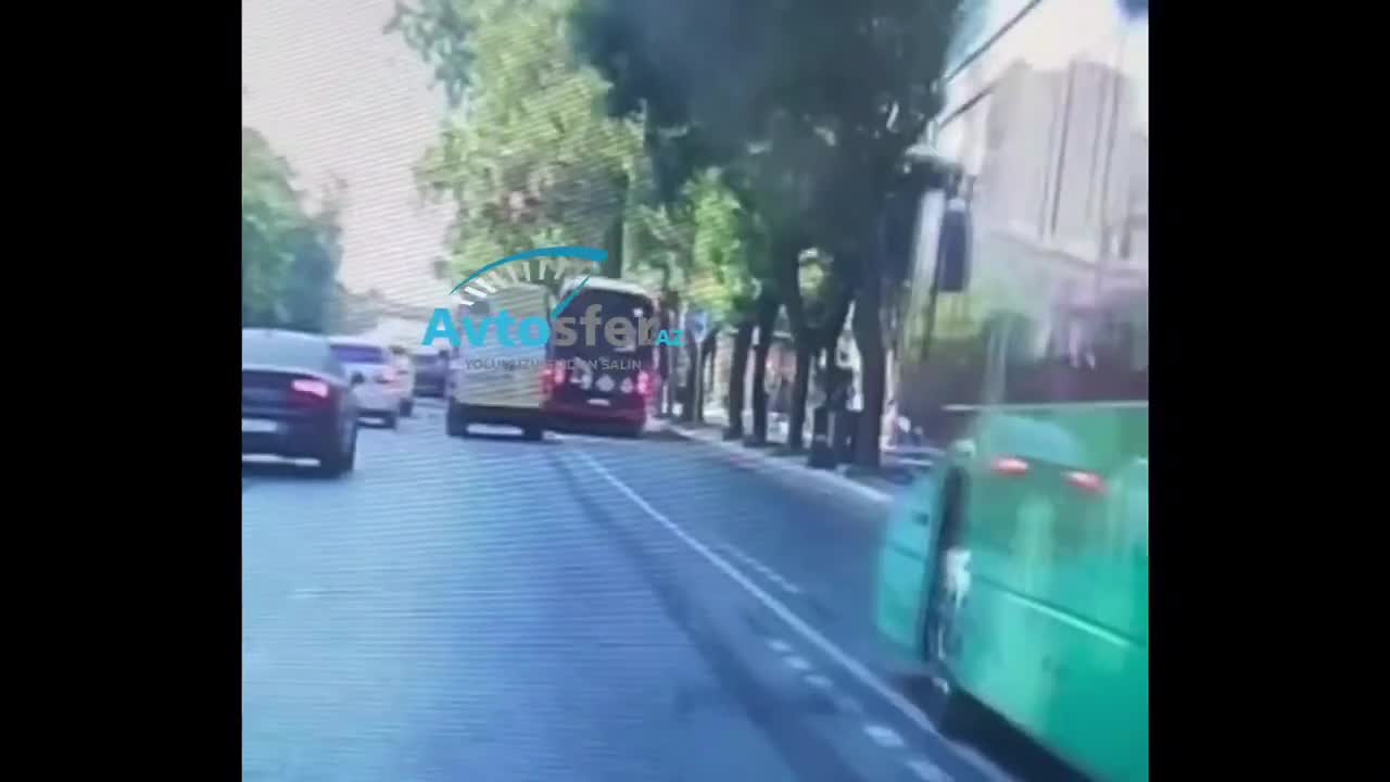 “Prius” sürücüsü qəzadan son anda xilas oldu