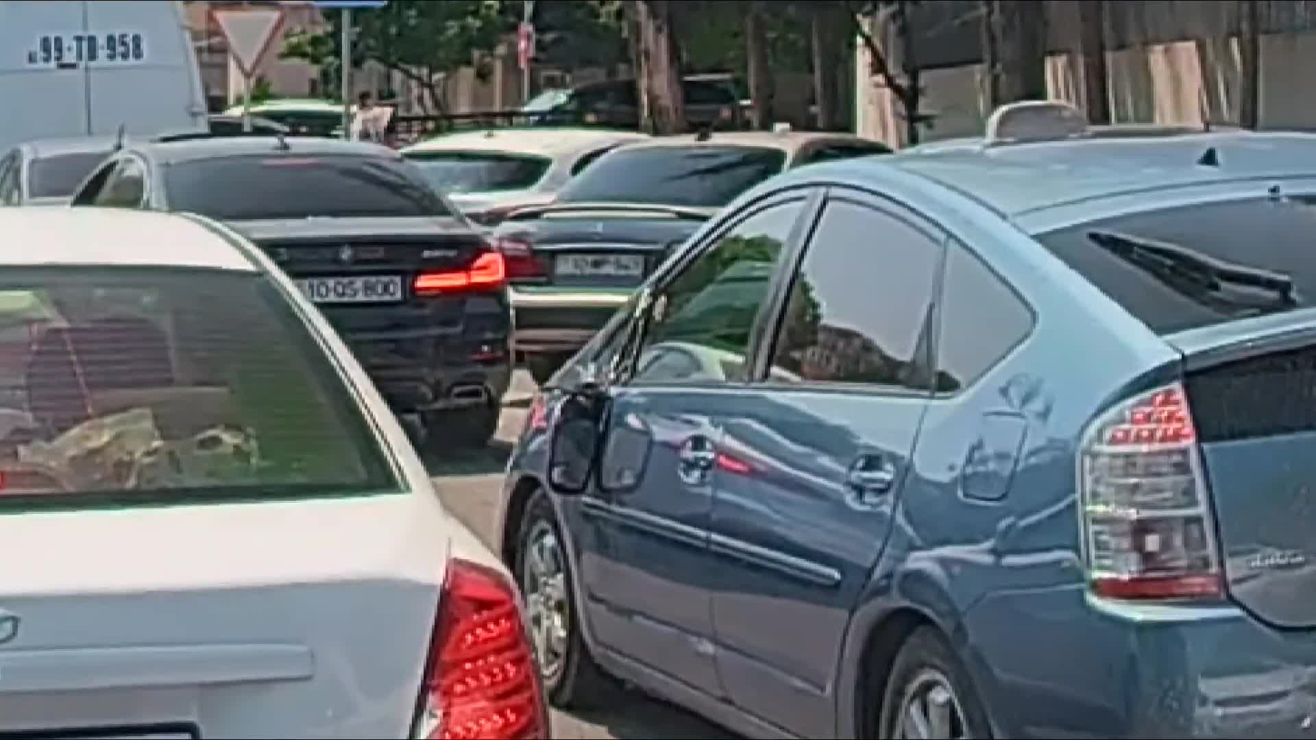 Yan güzgüsü sınıq vəziyyətdə taksi işləyən "Prius" sürücüsü 